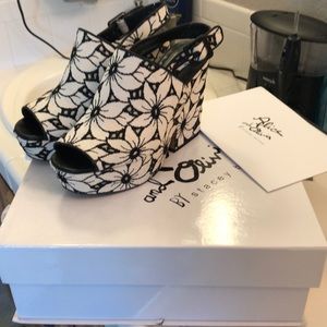 Alice & Olivia black/natural platform sandals